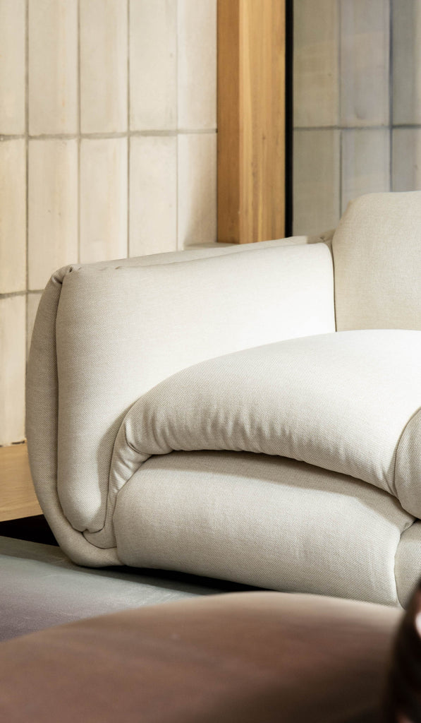Estudio Persona Abrazo Sofa