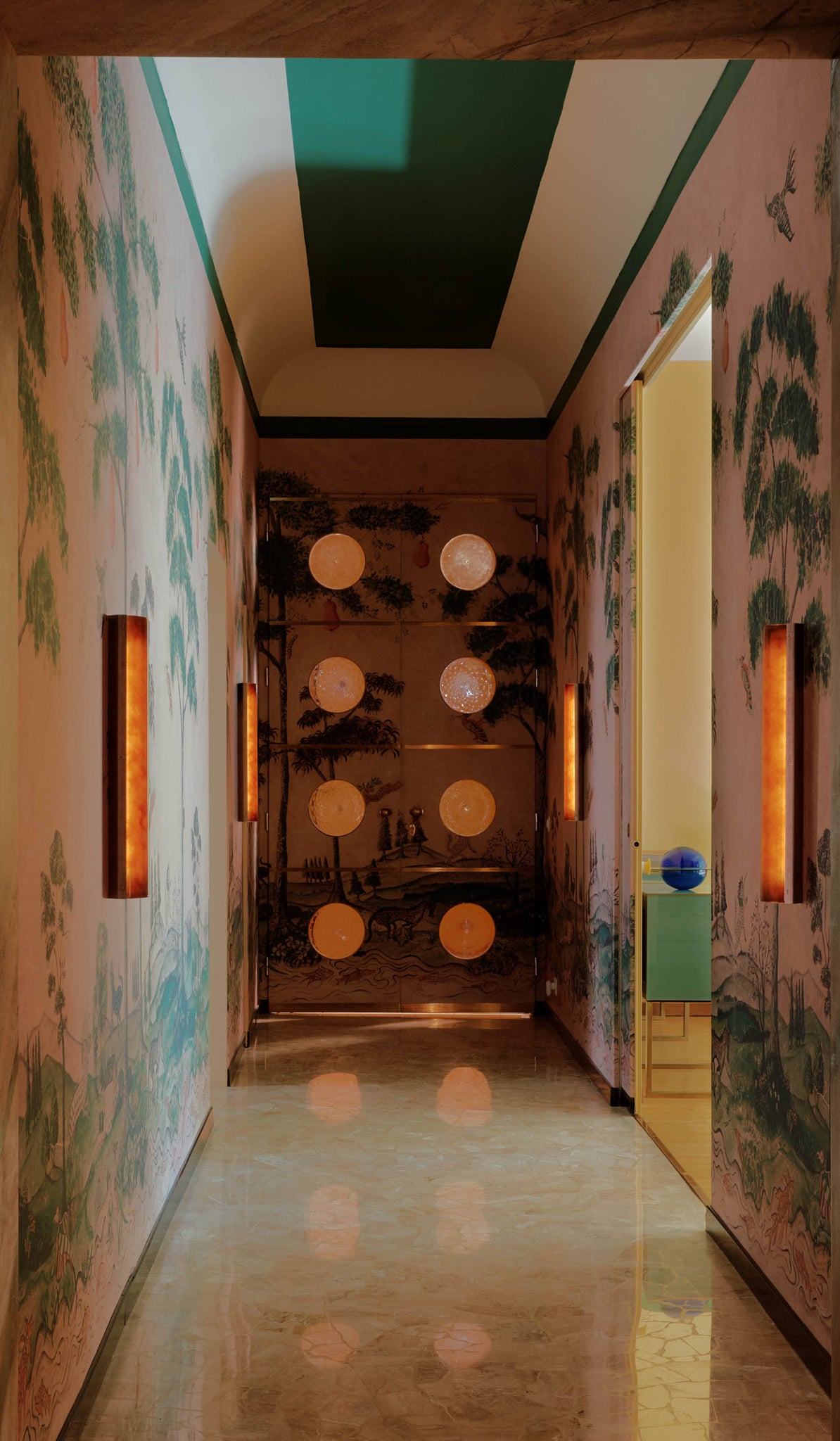 In Common With Medium Verso Surface Mount