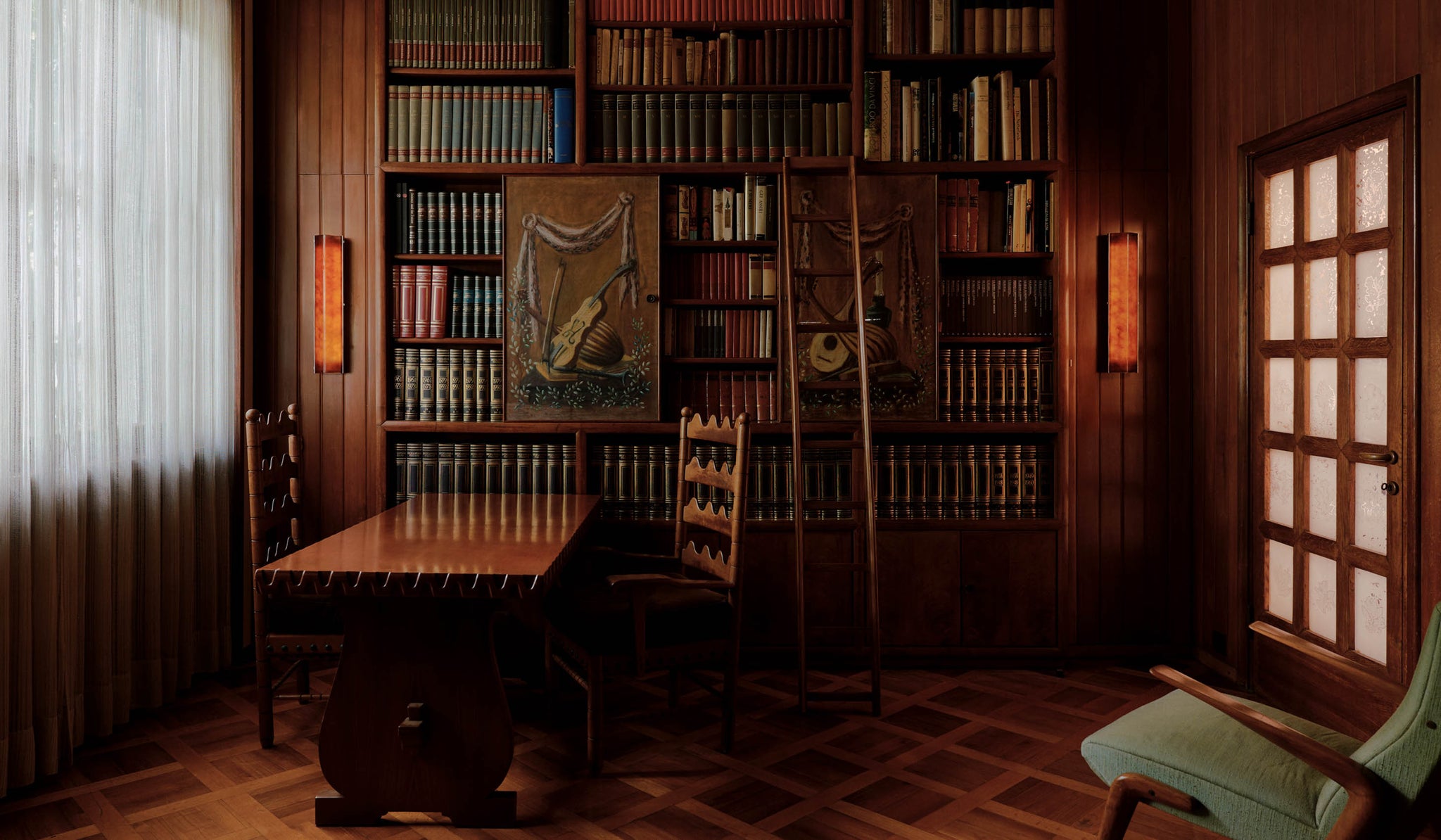 In Common With Medium Verso Surface Mount